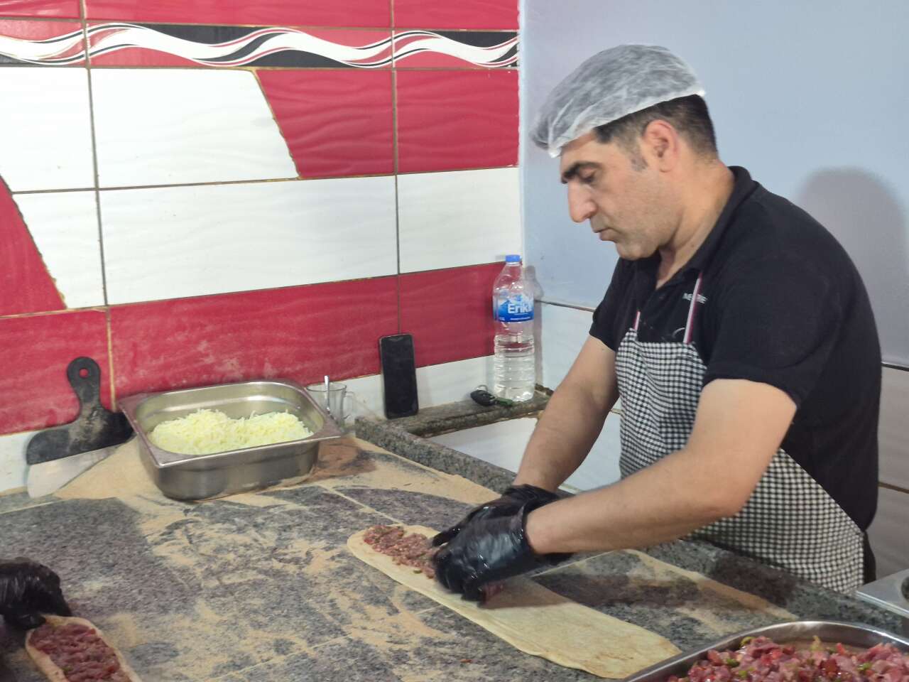 Yaz sıcağı dinlemiyor! 300 derecelik fırında Konya’nın tescilli lezzetini pişiriyor 7